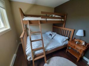 Bunk bed o mga bunk bed sa kuwarto sa The Poplar Inn