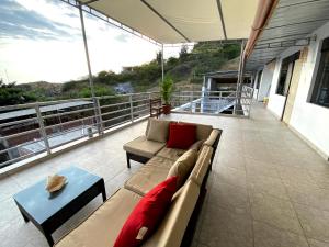 En balkon eller terrasse på MarAzul, Casa grade familiar en Zorritos