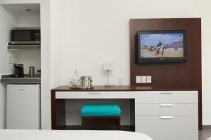 En tv och/eller ett underhållningssystem på Trupial Hotel & Casino