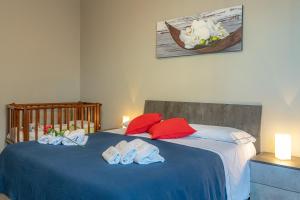a bedroom with a bed with towels on it at Casa Bellavista Wi-Fi Parking Free in San Siro