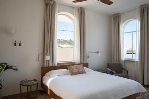 Postel nebo postele na pokoji v ubytování Khan Ein Karem Boutique Hotel