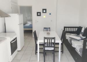 una cucina e una sala da pranzo con tavolo e sedie di ONAR STUDIOS MILOS ad Adámas Altre 6 foto