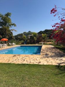 - une piscine au milieu d'une cour dans l'établissement Pousada Dos Ypês, à Artur Nogueira