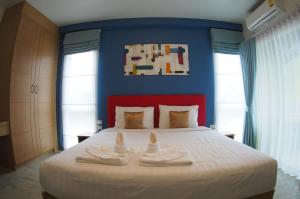 - une chambre avec un grand lit et 2 serviettes dans l'établissement Shyne Place, à Phuket