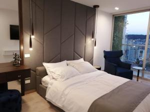 A bed or beds in a room at Suite Apartameto 1606 Espectacular Vista La Carolina, piso 16 ONE - Quito