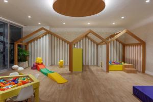 ein Kinderzimmer mit einem Spielbereich mit Spielgeräten in der Unterkunft Suite Apartameto 1606 Espectacular Vista La Carolina, piso 16 ONE - Quito in Quito