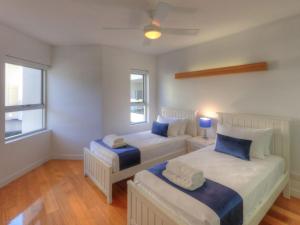 Postel nebo postele na pokoji v ubytování Maggies Beachfront Apartment 3 + 16 fotografií