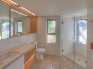 Vannituba majutusasutuses Maggies Beachfront Apartment 3