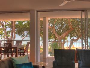 Rõdu või terrass majutusasutuses Maggies Beachfront Apartment 3