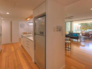 cocina con nevera y sala de estar. en Maggies Beachfront Apartment 7, en Horseshoe Bay