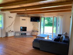 TV a/nebo společenská místnost v ubytování Holiday home Slokas