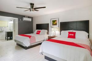 מיטה או מיטות בחדר ב-OYO Hotel Coral Gables - Miami Airport