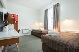 Postel nebo postele na pokoji v ubytování Bridge Hotel