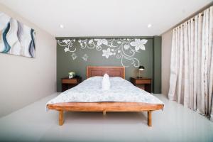 第波罗JSB Suites的卧室里有一张床，墙上挂着一幅画