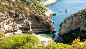 a view of a beach with boats in the water at Holiday Home (139-2) in Vis