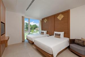 Ein Bett oder Betten in einem Zimmer der Unterkunft Splash Beach Resort, Maikhao Phuket