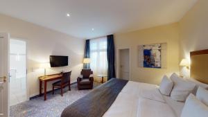 TV a/nebo společenská místnost v ubytování Hotel Oranien Wiesbaden