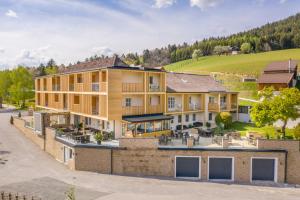 uma vista aérea de uma grande casa com montanhas ao fundo em Hotel Muhr em Pöllauberg