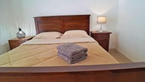 Schlafzimmer mit einem großen Bett mit einem Kopfteil aus Holz in der Unterkunft luxuries, central Hostel ,sleep 2 in Gżira