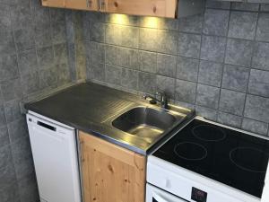 Appartement Valloire, 3 pièces, 6 personnes - FR-1-263-86にあるキッチンまたは簡易キッチン