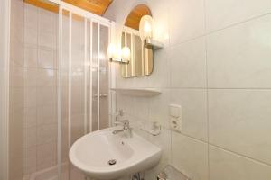 A bathroom at Haus Valuga Még 27 kép