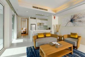 Ein Sitzbereich in der Unterkunft Splash Beach Resort, Maikhao Phuket