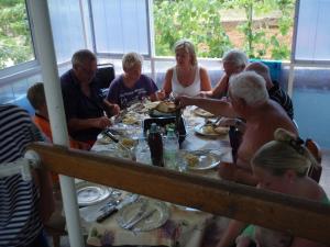 grupa ludzi siedzących przy stole jedzących w obiekcie Apartment in Kukljica with sea view, terrace, air conditioning, Wi-Fi (4567-2) w mieście Kukljica +15 zdjęć