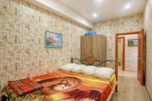 アドレルにあるApartment Kurortnyi Gorodokのベッドルーム1室(ライオンの絵が描かれたベッド1台付)