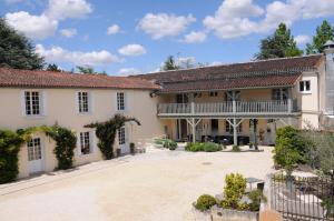 uma vista exterior de uma casa com um pátio em Hôtel Restaurant L'Essille Logishotel Elégance em Bassac