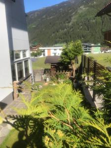 einen Blick auf den Garten vom Balkon eines Hauses in der Unterkunft Waldhaus Lechner Steinerkogel in Mayrhofen + 8 Fotos
