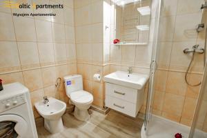 łazienka z toaletą, umywalką i prysznicem w obiekcie Baltic Apartments - Apartament Słoneczny Taras w Świnoujściu