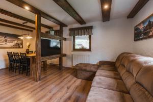 sala de estar con sofá grande y mesa en Apartment Trentar, en Kranjska Gora