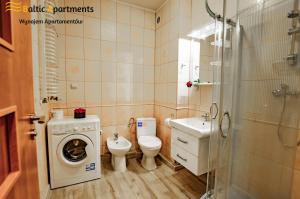 W łazience znajduje się umywalka i pralka. w obiekcie Baltic Apartments - Apartament Słoneczny Taras w Świnoujściu