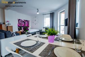 jadalnia ze stołem z talerzami w obiekcie Baltic Apartments - Apartament Słoneczny Taras w Świnoujściu +14 zdjęć