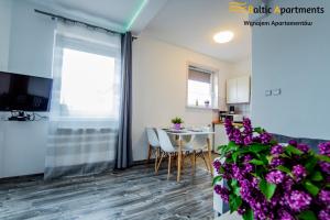Telewizja i/lub zestaw kina domowego w obiekcie Baltic Apartments - Apartament Słoneczny Taras