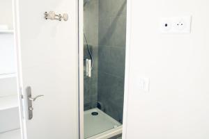 Bilik mandi di T2 - 28m2 avec cour et stationnement, wifi et linge fournis
