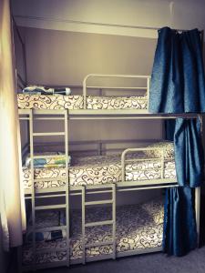 Двухъярусная кровать или двухъярусные кровати в номере R Hostel "Easy Kaunas"