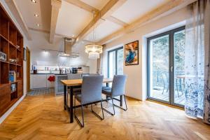 uma cozinha e sala de jantar com mesa e cadeiras em Forsthaus Heilsberg em Wiesent