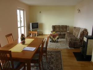 Televízia a/alebo spoločenská miestnosť v ubytovaní Apartment in Duce with sea view, terrace, air conditioning, washing machine (595-1)