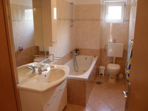 Kúpeľňa v ubytovaní Apartment in Duce with sea view, terrace, air conditioning, washing machine (595-1) + 31 fotografií