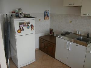 Kuchyňa alebo kuchynka v ubytovaní Apartment in Duce with sea view, terrace, air conditioning, washing machine (595-1)