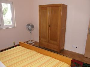 Posteľ alebo postele v izbe v ubytovaní Apartment in Duce with sea view, terrace, air conditioning, washing machine (595-1)
