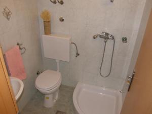 Kúpeľňa v ubytovaní Apartment in Duce with sea view, terrace, air conditioning, washing machine (595-1)
