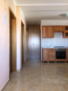 eine Küche mit Holzschränken und Fliesenboden in der Unterkunft Apartment Milka Vir in Vir