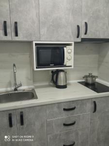 Нова і затишна квартира у центрі في أوجهورود: مطبخ مع ميكروويف ومغسلة