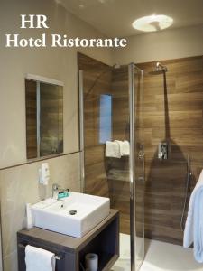 Koupelna v ubytování Hotel Riposo + 37 fotografií