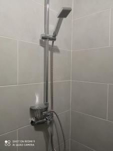 Нова і затишна квартира у центрі في أوجهورود: دش مع رأس دش في الحمام