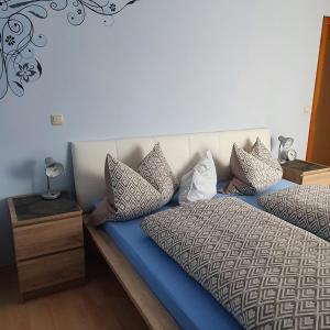 Кровать или кровати в номере Ferienwohnung Abendstille mit Balkon und TG