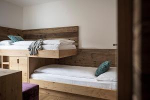 2 łóżka piętrowe w pokoju z drewnianymi ścianami w obiekcie Gamz Villa w mieście Sesto