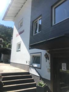 Das Gebäude in dem sich das Privatzimmer befindet